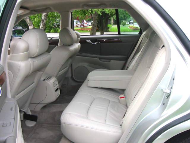 05 caddy deville rearseats drvrside 61105.jpg