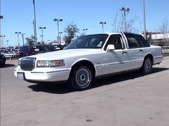 1995 Lincoln Town Car.jpg