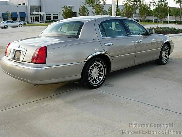 2001 Lincoln Town Car.JPG