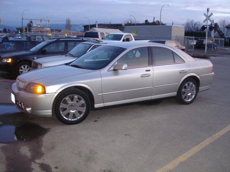 2004 Lincoln LS 015.jpg