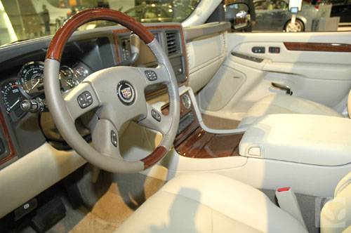 2005_Cadillac_Escalade__interior.jpg