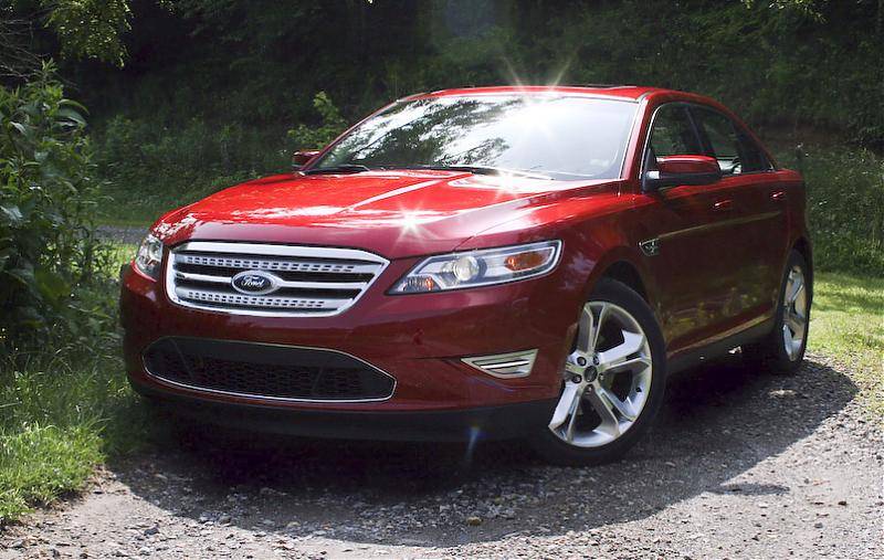 2010_Ford_Taurus_SHO_1.jpg