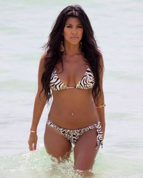 kourtney-kardashian-bikini-pics2.jpg