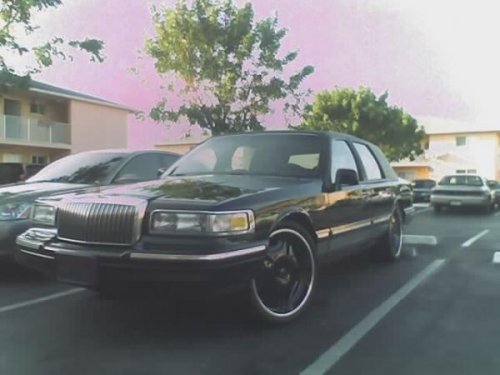 97 Lincoln Presidential Towncar Sitting on Center Black 22'' WOW