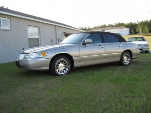 2000 Lincln TownCar Signature Under Construction 4 Door Sedan